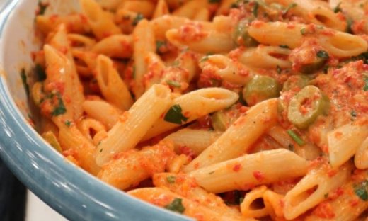 Πένες με σάλτσα από κατίκι Δομοκού και πιπεριές Φλωρίνης