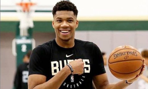 Ο Γιάννης Αντετοκούνμπο είναι ερωτευμένος και το «φωνάζει»! (pics)