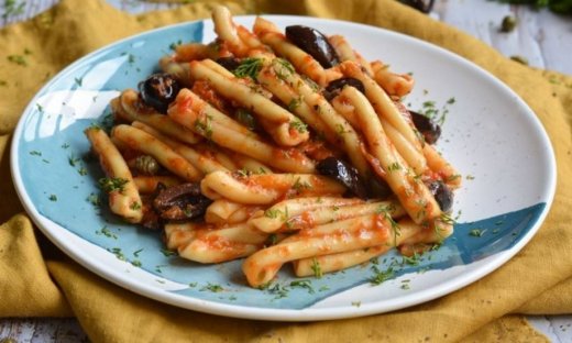 Πλεξούδες με κόκκινη σάλτσα, αντζούγιες και ελιές