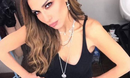 Δέσποινα Βανδή: Δείτε τι κάνει στο καμαρίνι με το μπουρνούζι της!