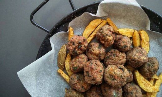 Κεφτεδάκια με τηγανητές πατάτες