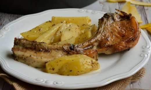 Μπριζόλες χοιρινές με πατάτες στο φούρνο