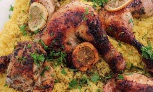 Κοτόπουλο λεμονάτο στο φούρνο με αρωματικό πιλάφι