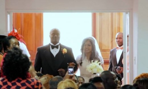 Συγκινητικό: Ο γαμπρός τραγουδάει στη μέλλουσα σύζυγό του λίγο πριν το μυστήριο!