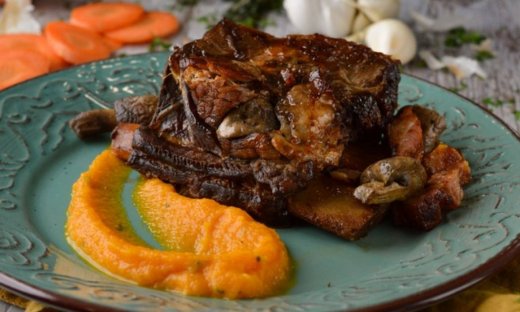 Σιγομαγειρεμένος μοσχαρίσιος σιδηρόδρομος με μανιτάρια