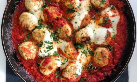 Κεφτεδάκια γαλοπούλας με σάλτσα ντομάτας και μοτσαρέλα από τον Γιώργο Τσούλη