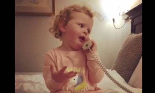 Θα λιώσετε ακούγοντας τη μικρή να λέει τα νέα της στο τηλέφωνο!