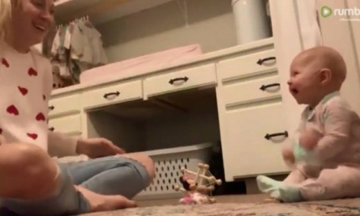 Δε φαντάζεστε για ποιο λόγο γελάει ασταμάτητα αυτό το μωρό!