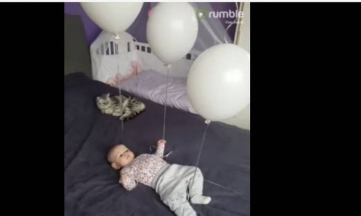 Θα λιώσετε! Όταν ένα μωρό και ένα γατάκι παίζουν με τα μπαλόνια!