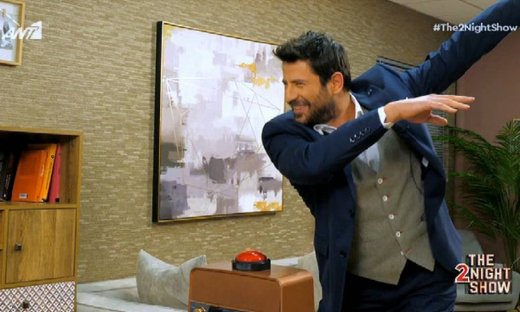 The 2night show: Ο Γεωργούλης μιμήθηκε το… τσιφτετέλι της Μπεκατώρου και λιώσαμε στο γέλιο!