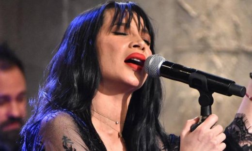 Η Πάολα πάει στο «Στην υγειά μας» και το διαδίκτυο την αποθεώνει