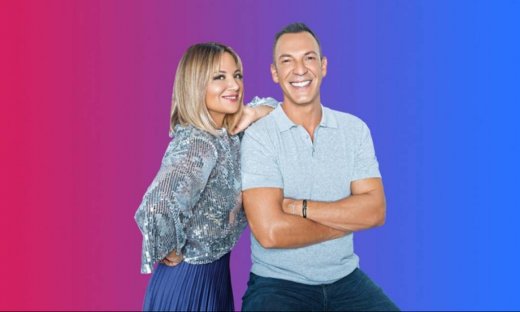 Η Άννα Μαρία Παπαχαραλάμπους κάθεται στον καναπέ του dot. και μιλάει για όλα