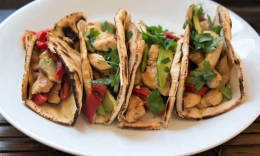 Wrap με πικάντικο κοτόπουλο και αβοκάντο