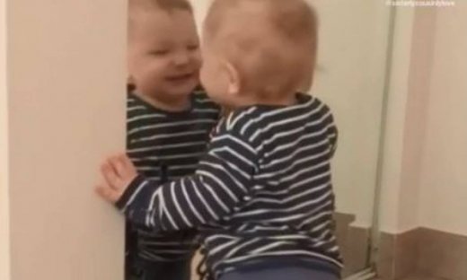 Δείτε πώς αντιδράει αυτό το μωρό βλέποντας τον ευατό του στον καθρέφτη