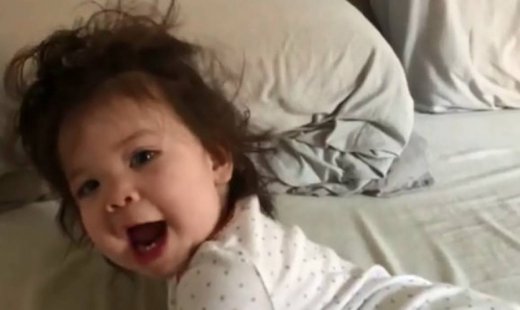 Η αντίδραση αυτού του μωρού βλέποντας το σκυλάκι είναι επική!