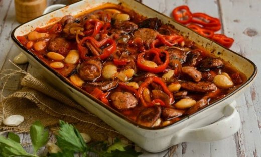 Γίγαντες κοκκινιστοί με λουκάνικα στο φούρνο