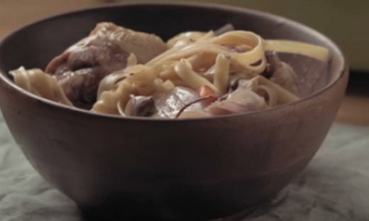 Κόκορας κρασάτος με χυλοπίτες από τον Γιώργο Τσούλη 