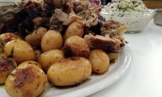 Χοιρινό μπούτι με πατάτες baby