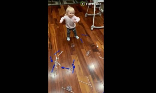 Αυτό το κοριτσάκι ενθουσιάζεται ακούγοντας το αγαπημένο του τραγούδι