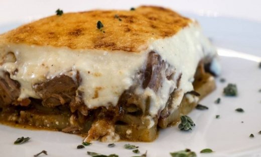 Μουσακάς με μοσχάρι ραγού