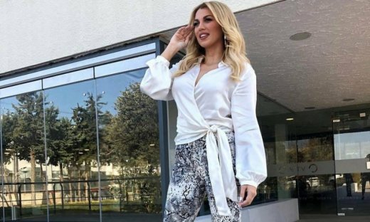 Ποιος στενός συνεργάτης της Σπυροπούλου λέει: «Με την Κωνσταντίνα πέρασα τις παιδικές ασθένειες»;