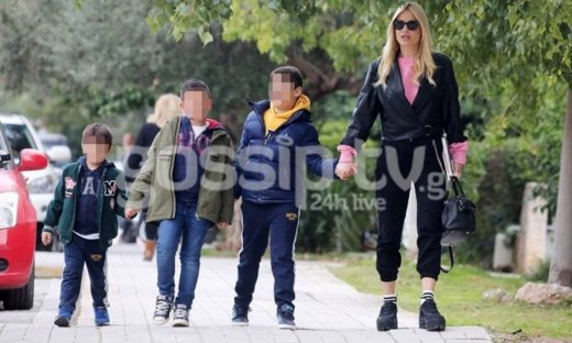 Φαίη Σκορδά: Βόλτα με τα παιδιά της στη Γλυφάδα