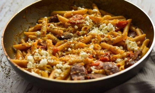 Φτιάξτε τη συνταγή του Τσούλη! Πένες με λουκάνικο και φέτα