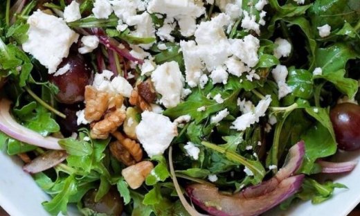 Σαλάτα με ρόκα, κόκκινα σταφύλια, κατσικίσιο τυρί και αβοκάντο