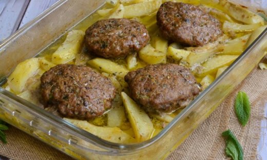 Μοσχαρίσια μπιφτέκια γεμιστά στο φούρνο με πατάτες