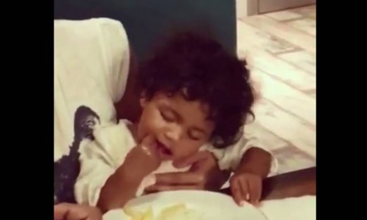 Τρελό γέλιο! Αυτό το μωρό δεν μπορεί να αποφασίσει! Νυστάζει ή πεινάει;