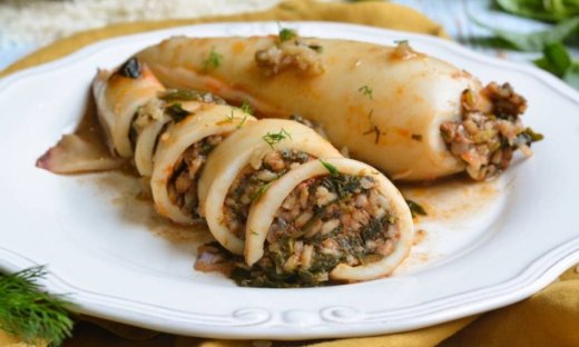 Καλαμάρι γεμιστό με ρύζι και σπανάκι