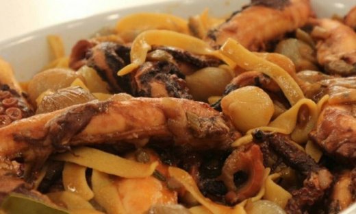 Χταπόδι στιφάδο με χυλοπίτες