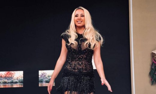 Η Γωγώ Μαστροκώστα ξεκίνησε την ηλιοθεραπεία-Δείτε την στην παραλία