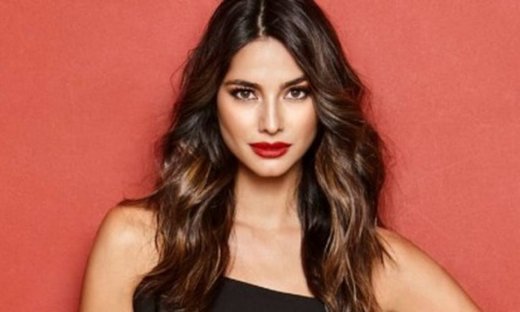 Η Ηλιάνα Παπαγεωργίου αγνώριστη στη Μύκονο (video)