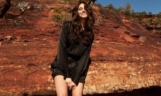 Ηλιάνα Παπαγεωργίου: Βόλτα στα Ματογιάννια της Μυκόνου εντελώς άβαφη