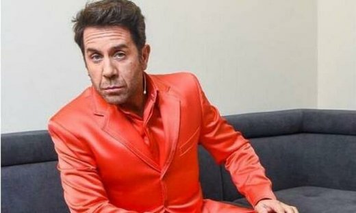 Ο Γιώργος Μαζωνάκης μπήκε στην κουζίνα και το απολαμβάνει