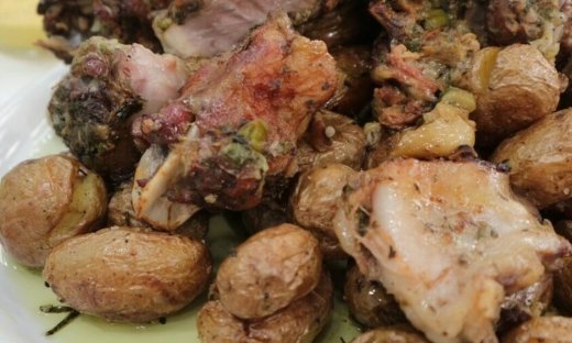 Κατσικάκι λεμονάτο στη γάστρα με πατάτες baby από τον Γιώργο Τσούλη