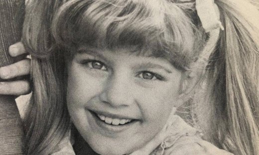 Δε θα πιστέψεις ποια pop τραγουδίστρια είναι το αξιαγάπητο κοριτσάκι της φωτογραφίας