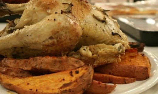 Κοτόπουλο στη γάστρα με γάλα, φασκόμηλο και ψητές γλυκοπατάτες