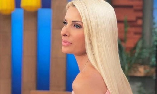 Ο Άγγελος Λάτσιος αποθεώνει τη μητέρα του ως βασίλισσα και την απαθανατίζει με τον φωτογραφικό φακό!