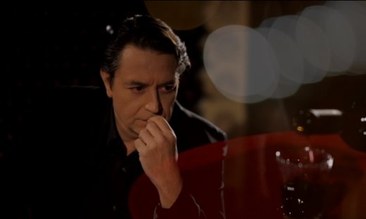 Ο Γιάννης Κότσιρας επιστρέφει με ένα καθαρόαιμο ζεϊμπέκικο