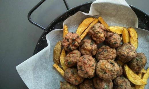 Κεφτεδάκια με τηγανητές πατάτες