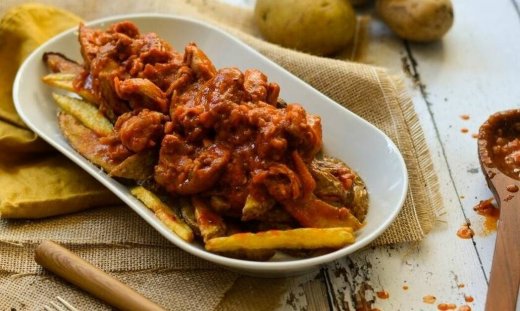 Κοτόπουλο κοκκινιστό με πατάτες τηγανιτές