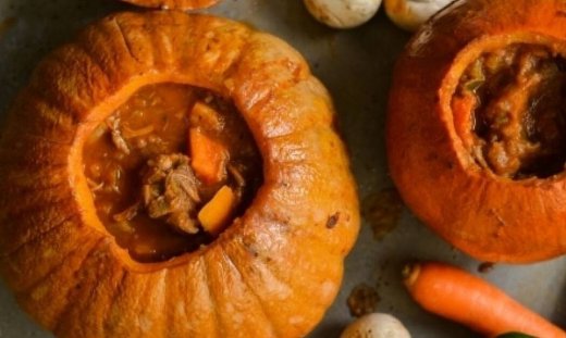 Μοσχάρι κοκκινιστό μέσα σε κολοκύθα