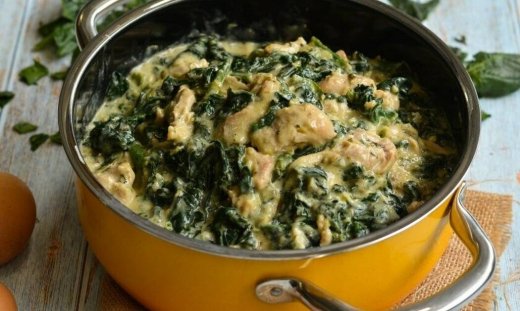 Κοτόπουλο φρικασέ με σπανάκι