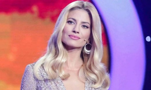 Ευαγγελία Αραβανή: «Η  δυσκολία του modeling με έκανε αυτό που είμαι στην τηλεόραση σήμερα»