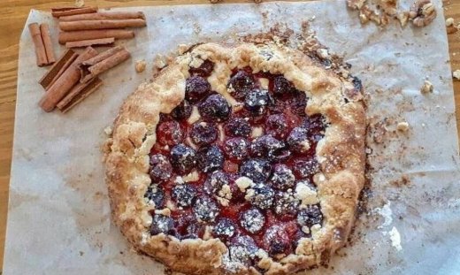 Εύκολη τάρτα με κεράσια και καρύδια