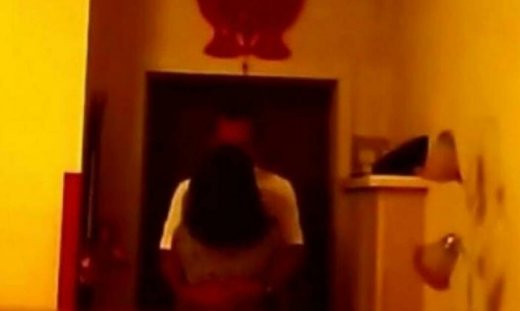 Ξέχασε την κάμερα ανοικτή και έπιασε την γυναίκα του με τον... δήμαρχο (photos+video)