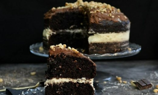 Τούρτα τριπλής σοκολάτας με φουντούκι