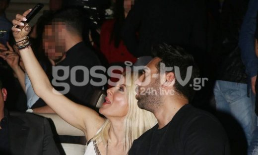 Πήγαν στα μπουζούκια και τράβαγαν selfies!